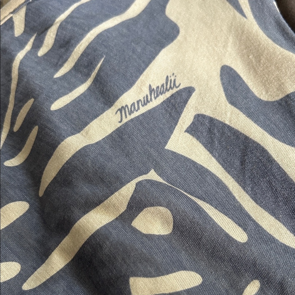 Manuhealii Blue and Cream Leaf Pattern Blouse - Picture 3 of 3